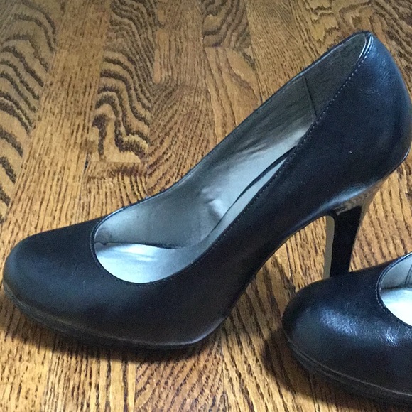 Madden Girl Black Round Toe Pin Up Style Pumps - Picture 9 of 10